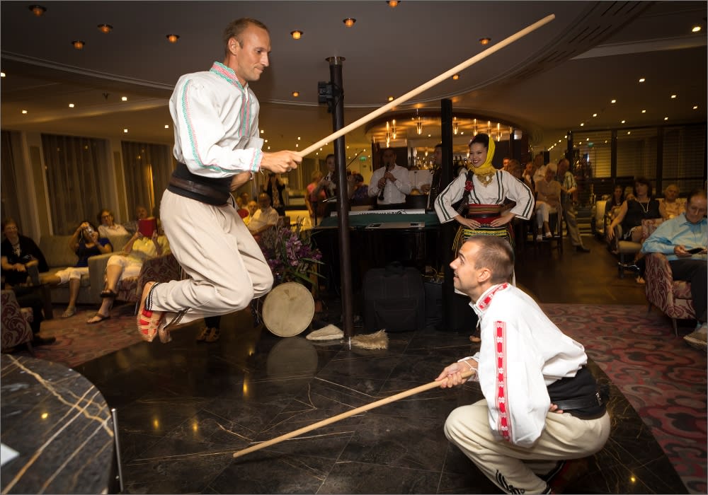 Amawaterways-AmaBella-entertainment_2_aj4lm4